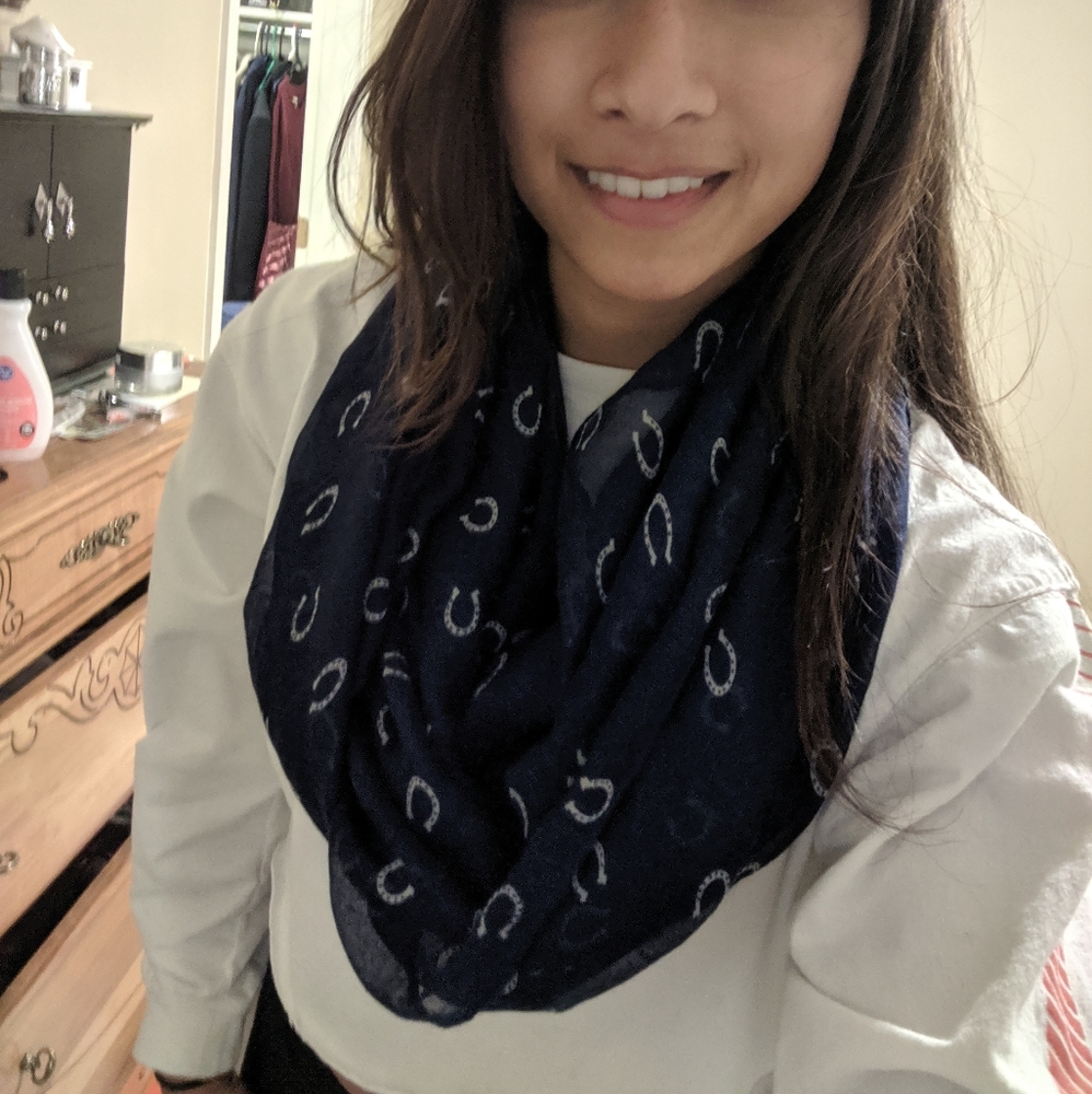 Horseshoe infinity scarf